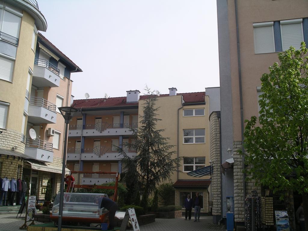 Centrum 2 Apartmanok Heviz Exterior foto