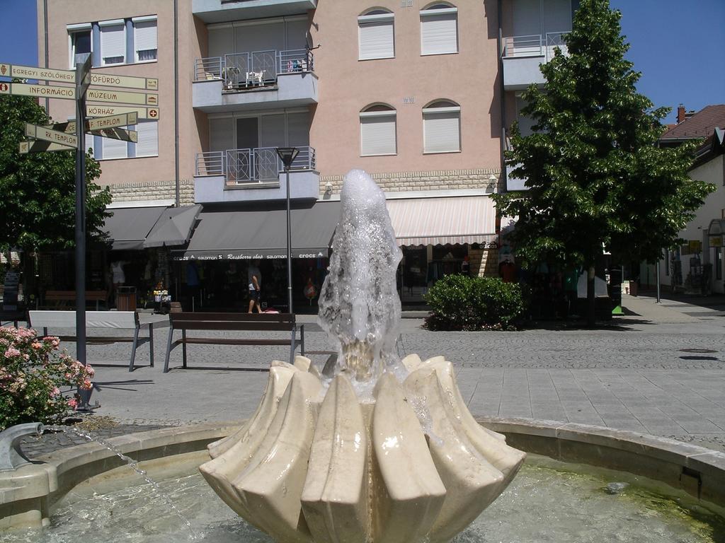 Centrum 2 Apartmanok Heviz Exterior foto