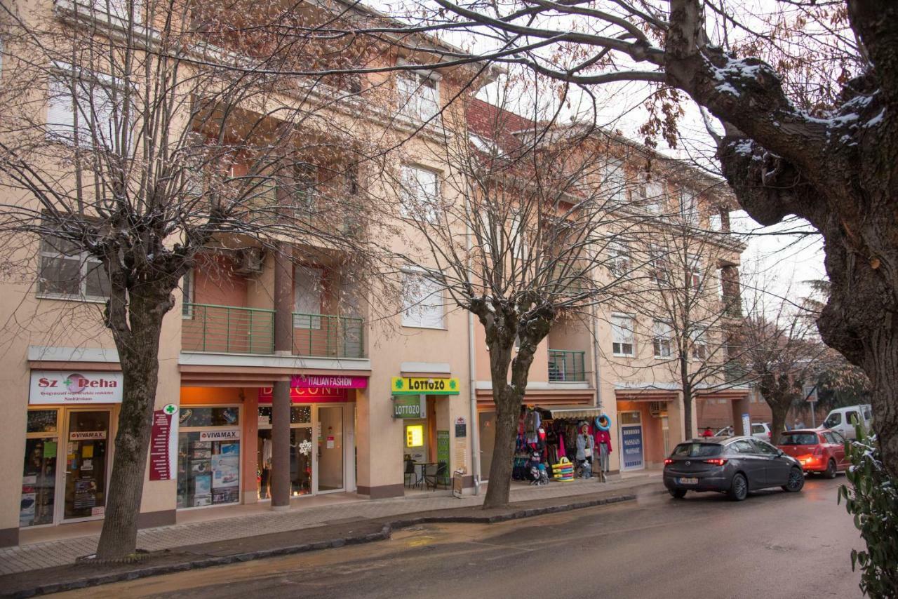 Centrum 2 Apartmanok Heviz Exterior foto