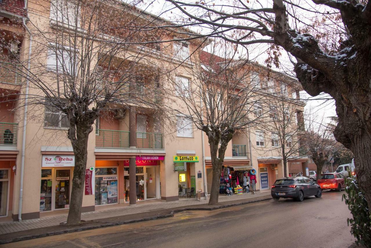 Centrum 2 Apartmanok Heviz Exterior foto